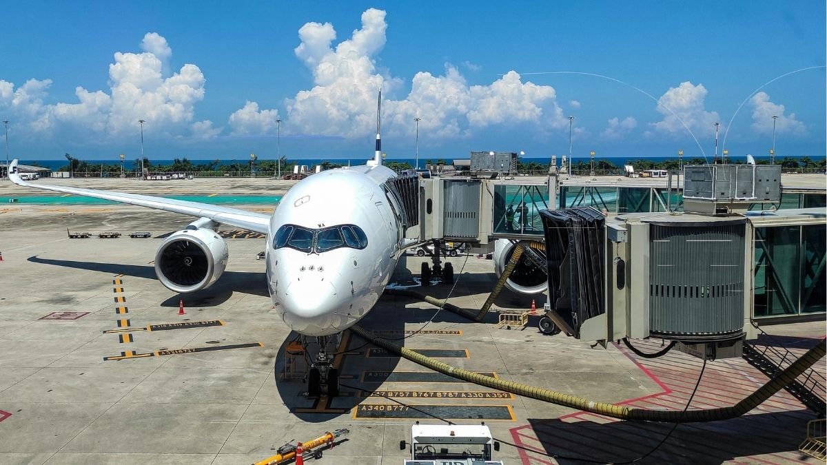 空港で搭乗待ちの飛行機