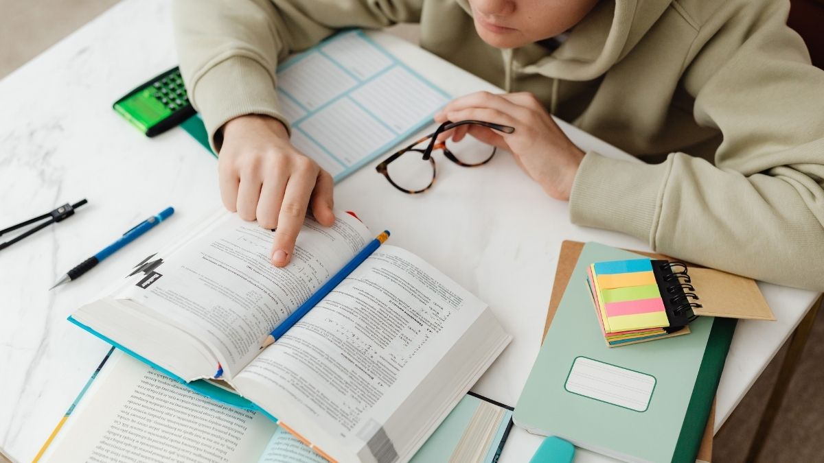 図書館で勉強する留学生