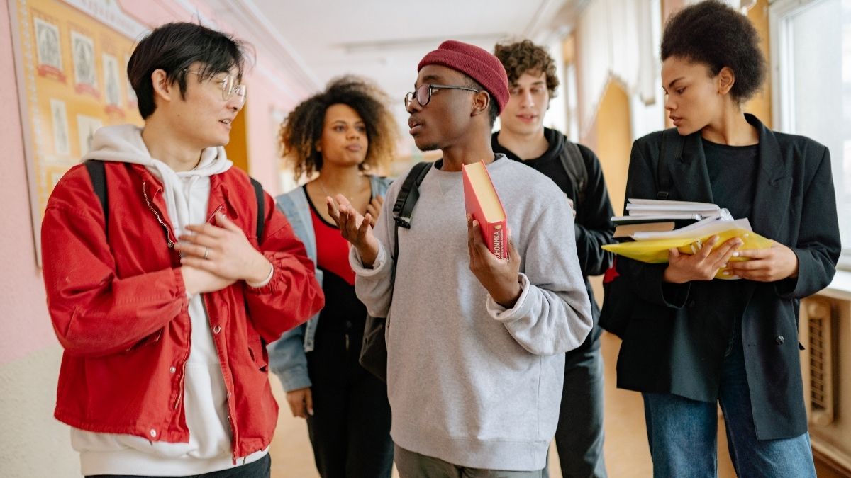 廊下で話す多国籍の留学生たち