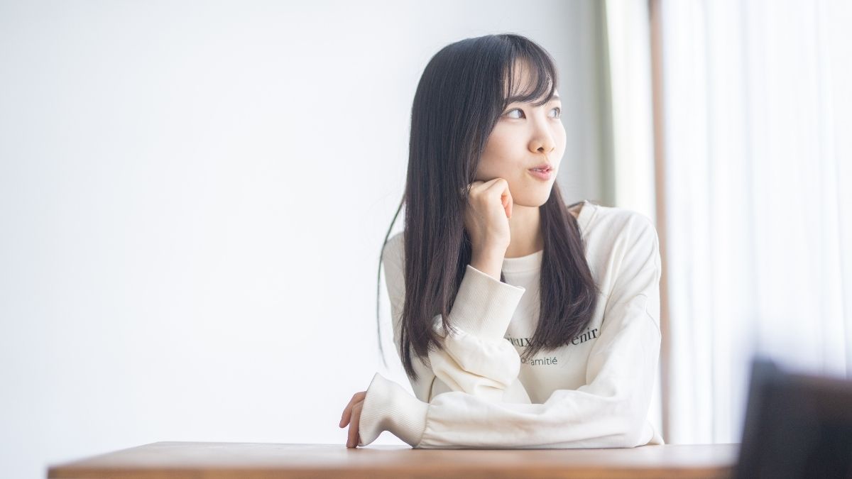 考え事をする日本人女性