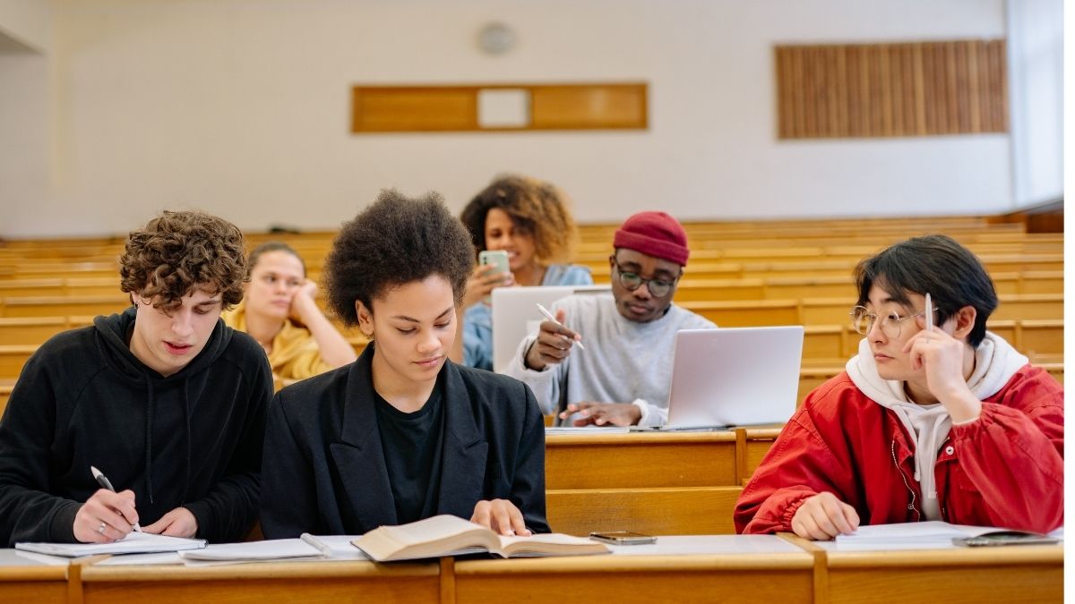大学の講義室で学ぶ留学生たち