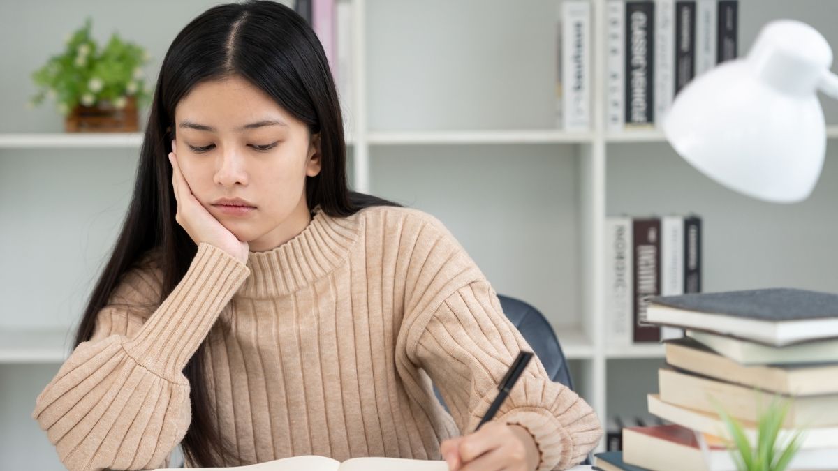 勉強中に悩む女性