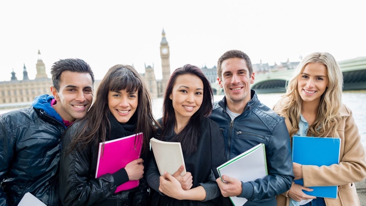ロンドンのビッグベン前の留学生グループ