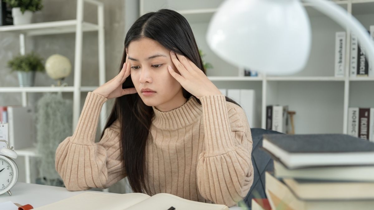 勉強に疲れた女性