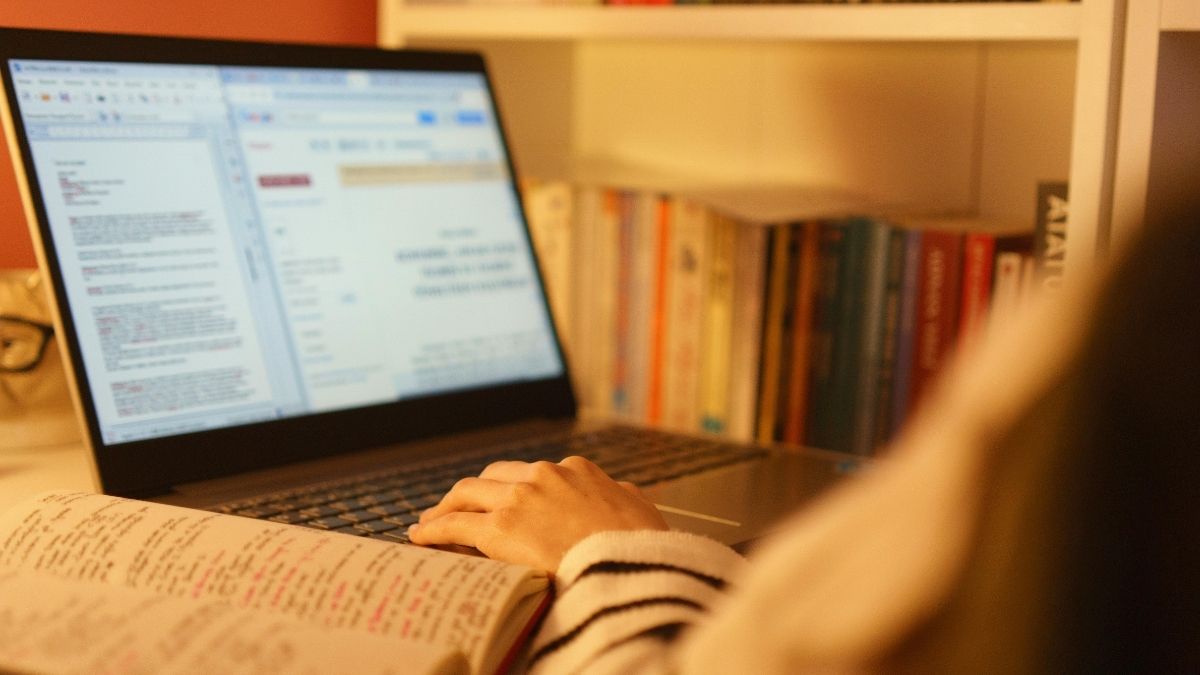 ノートPCで勉強する女性