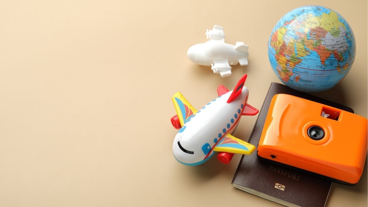 パスポートと地球儀の旅行イメージ