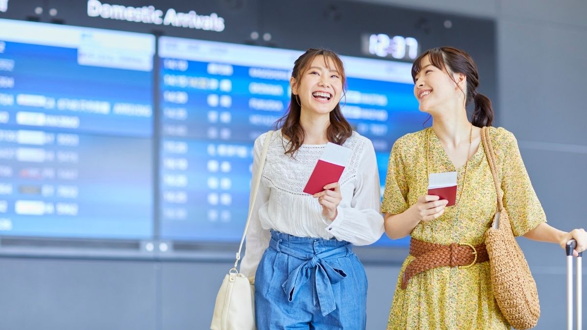 空港で出発を待つ日本人女性2人