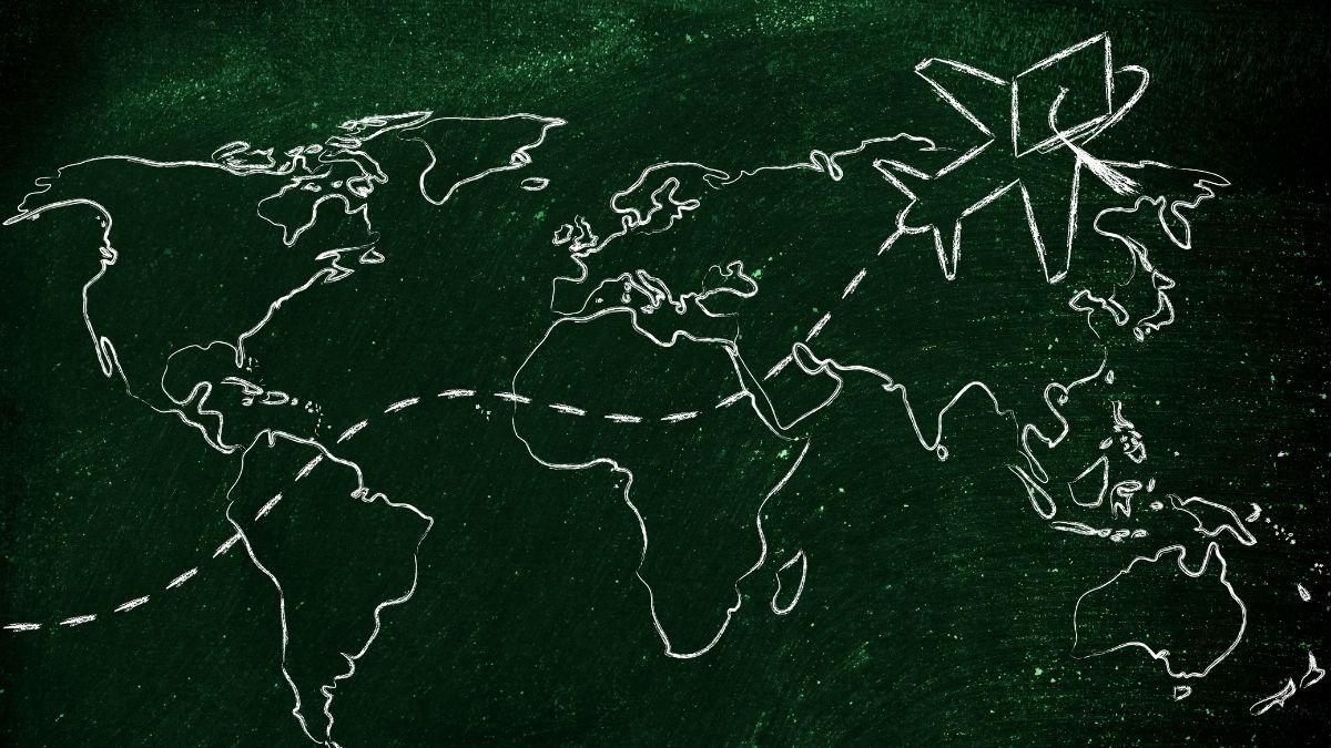 黒板に描かれた世界地図と飛行機