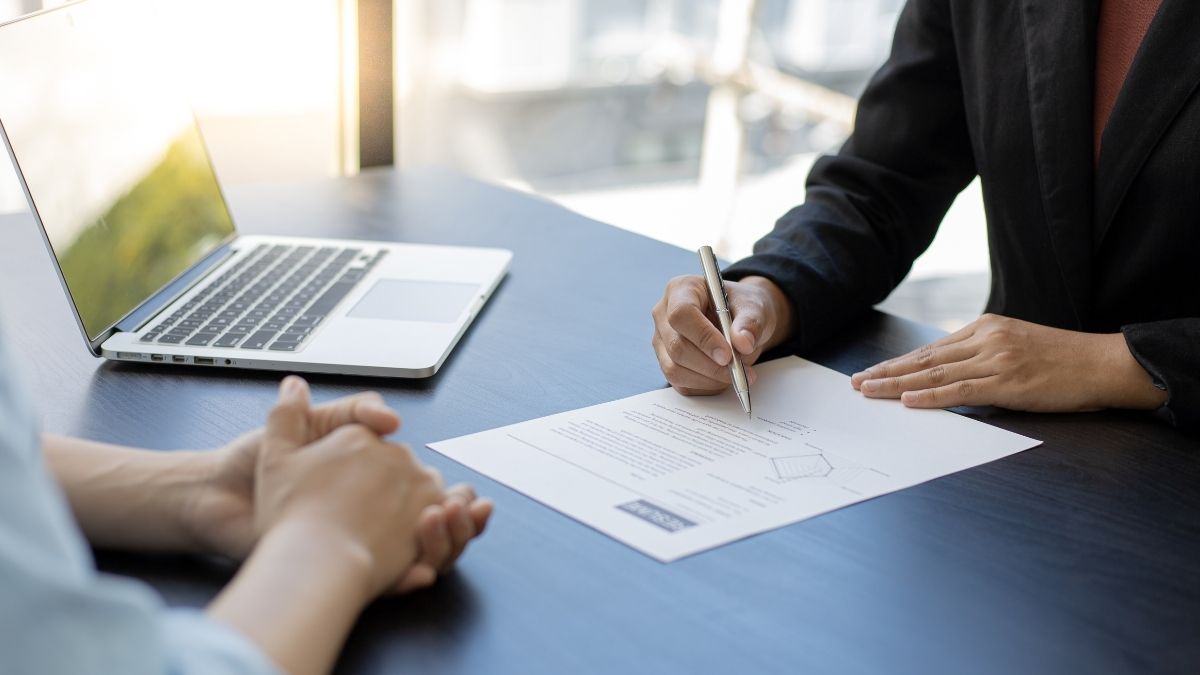 面接で書類にサインするビジネスマン