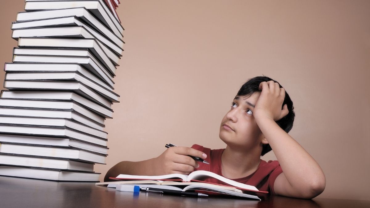 テキストを眺める男性