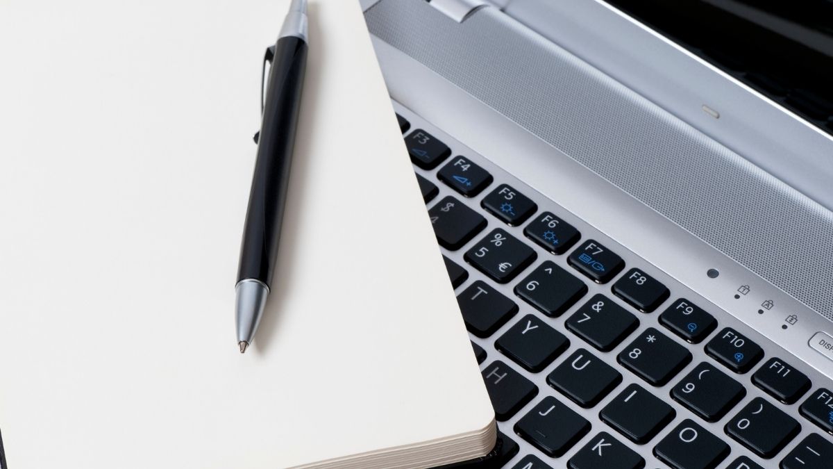 ノートPCの上のノートとペン