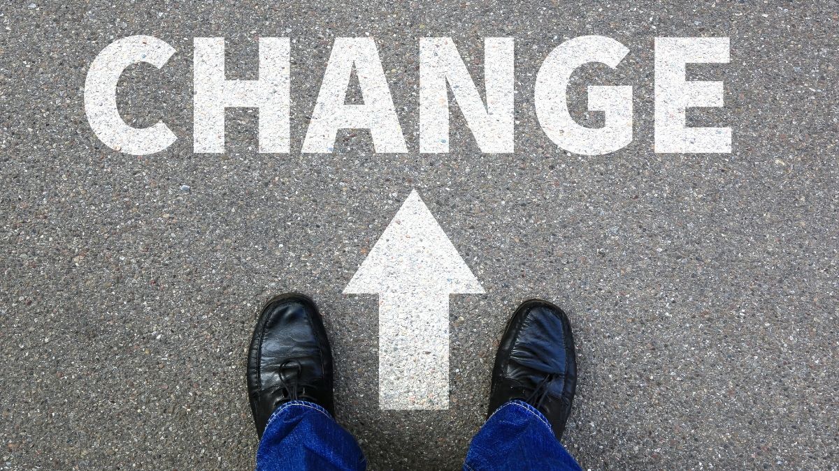 Changeと書いてある道路と靴