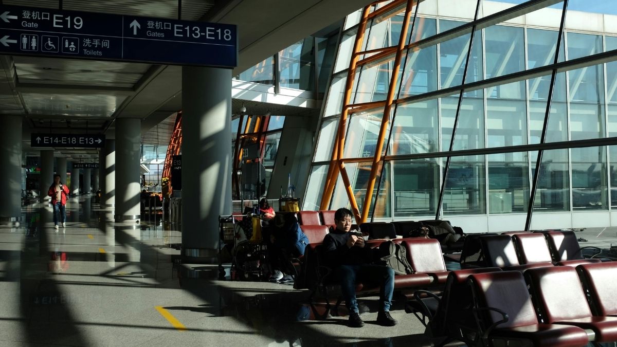 空港の待合エリアで一人座る男性