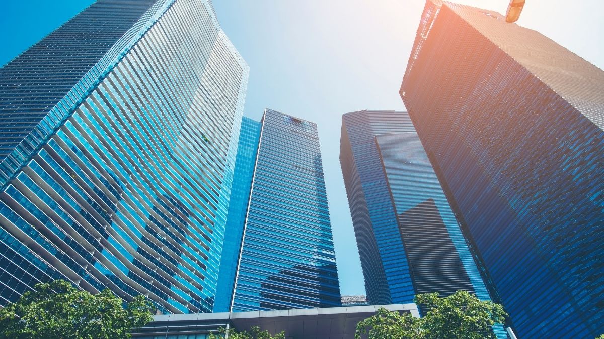 青空と高層ビル群