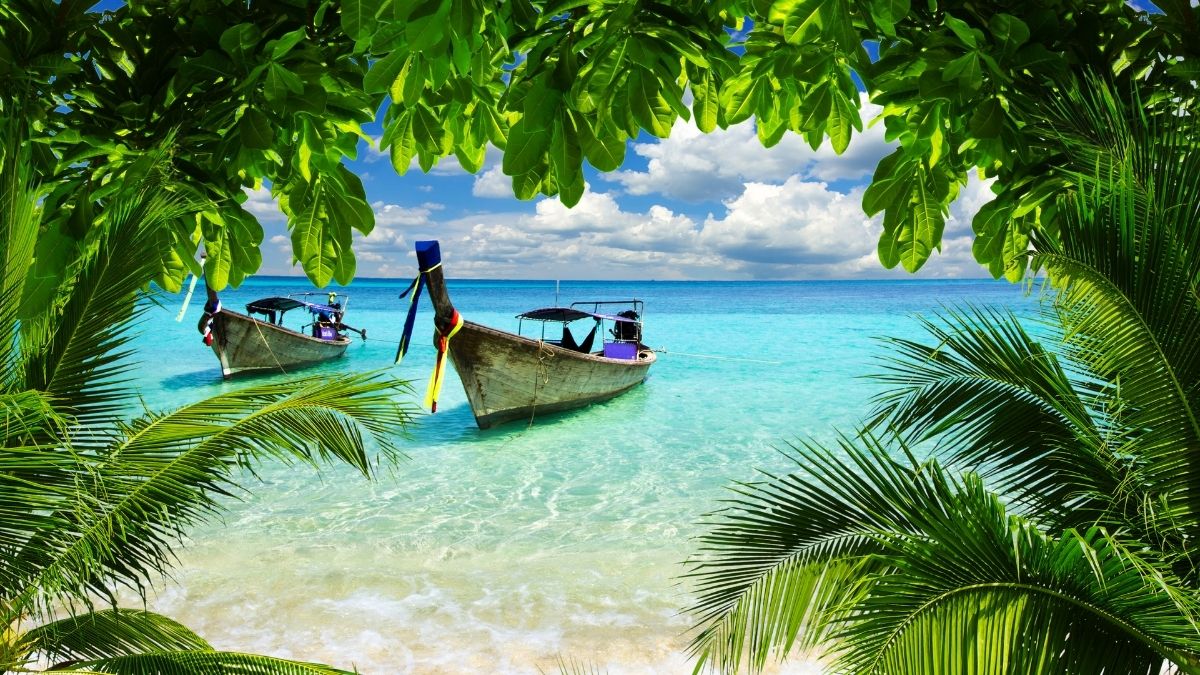 南国のビーチとロングテールボート
