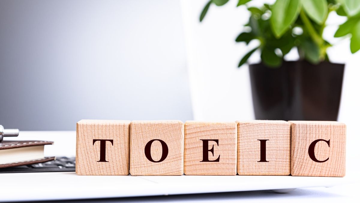 TOEIC文字の木製ブロックと観葉植物